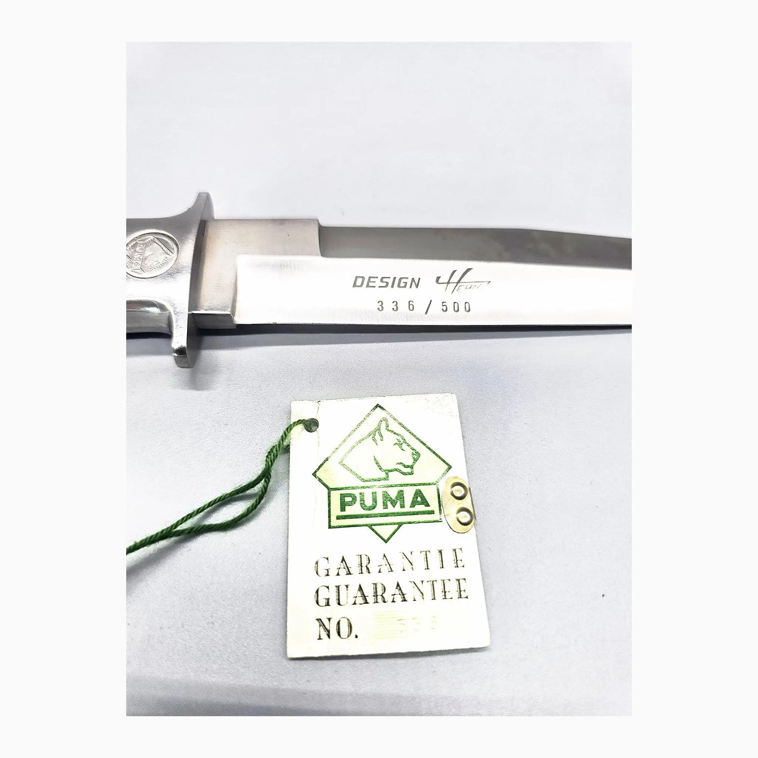 Detailaufnahme der Seriennummer 336/500 und der PUMA Garantiekarte Nr. 336