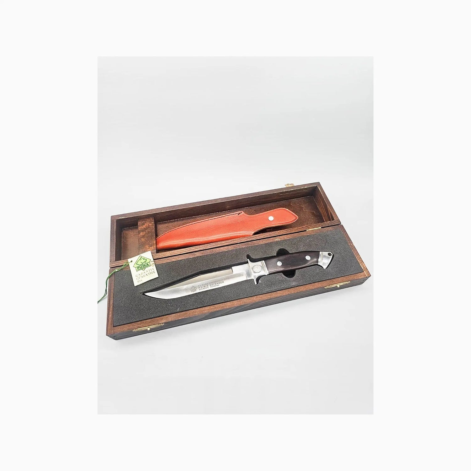 PUMA Defender 336/500 frontal in der PUMA Holz-Geschenkbox
