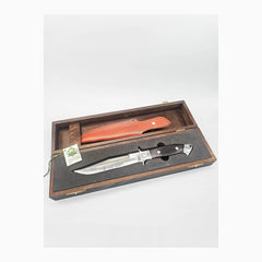 PUMA Defender 336/500 in geöffneter PUMA Holz-Geschenkbox mit Lederscheide und Garantiekarte