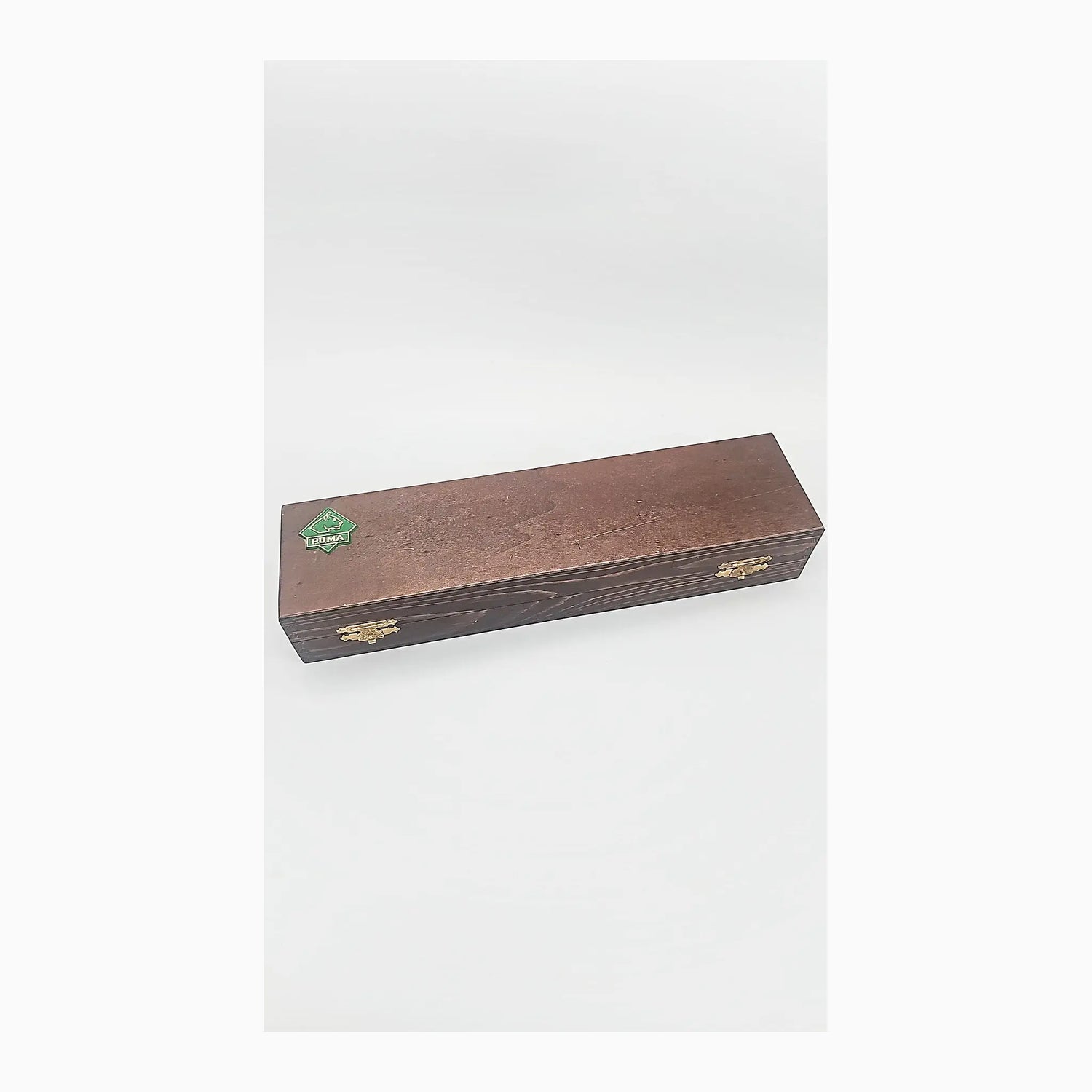 Geschlossene PUMA Holz-Geschenkbox mit grünem PUMA Logo