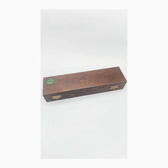 Geschlossene PUMA Holz-Geschenkbox mit grünem PUMA Logo