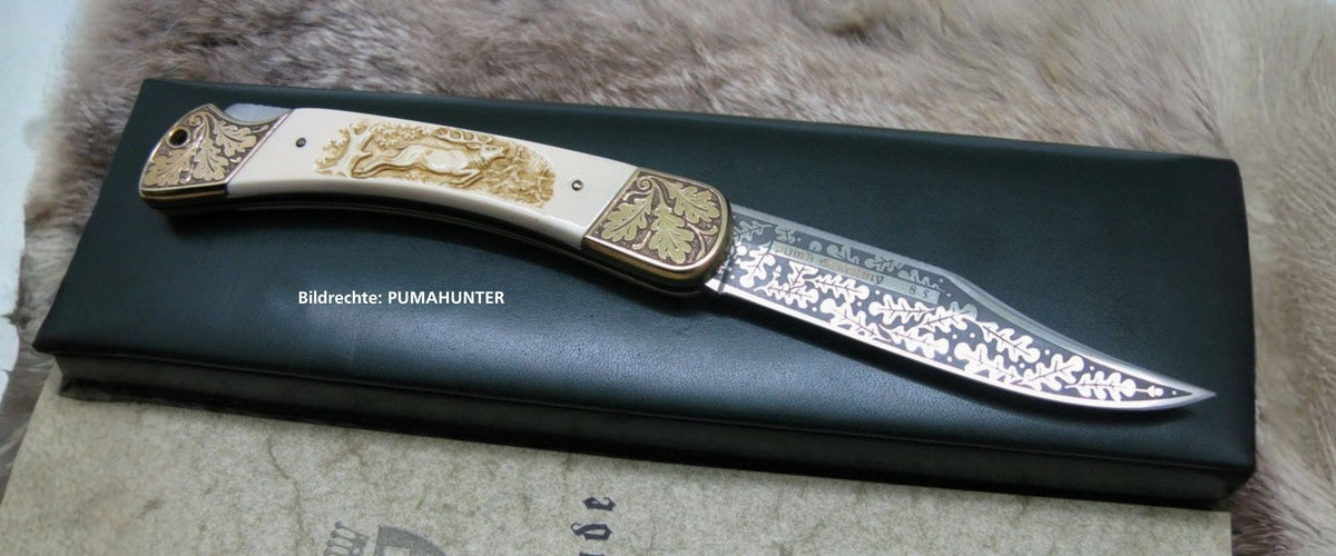 Original Puma Werk Graf von Frankeberg Taschenmesser aufgeklappt auf einer Leder Klappbox. verziertes Elfenbein und Messing Taschenmesser