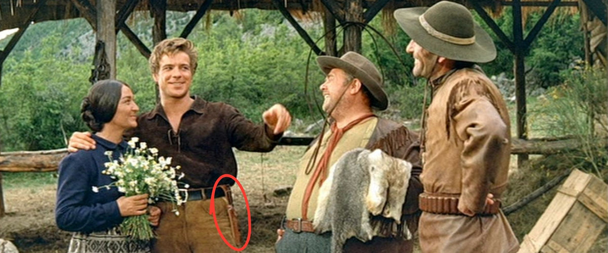 Filmszene 4 Personen kommen freundlich zusammen und lachen